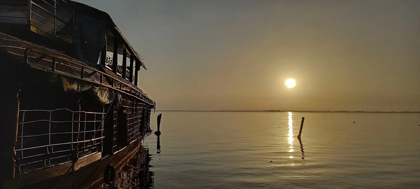Waves and Dales Alleppey Houseboats